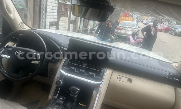 Sayi Sabo Toyota Land Cruiser White Mota in Douala a Ƙasar Kamaru Sayi Sabo Toyota Land Cruiser White Mota in Douala a Ƙasar Kamaru