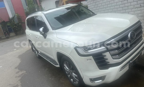 Sayi Sabo Toyota Land Cruiser White Mota in Douala a Ƙasar Kamaru Sayi Sabo Toyota Land Cruiser White Mota in Douala a Ƙasar Kamaru