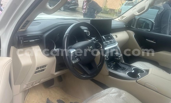 Sayi Sabo Toyota Land Cruiser White Mota in Douala a Ƙasar Kamaru Sayi Sabo Toyota Land Cruiser White Mota in Douala a Ƙasar Kamaru