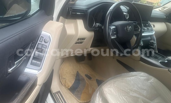 Sayi Sabo Toyota Land Cruiser White Mota in Douala a Ƙasar Kamaru Sayi Sabo Toyota Land Cruiser White Mota in Douala a Ƙasar Kamaru