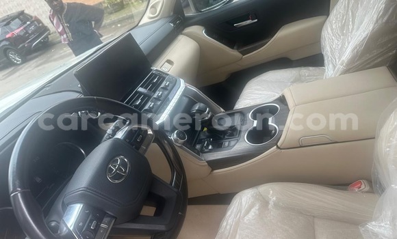 Sayi Sabo Toyota Land Cruiser White Mota in Douala a Ƙasar Kamaru Sayi Sabo Toyota Land Cruiser White Mota in Douala a Ƙasar Kamaru