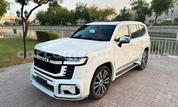 Sayi Sabo Toyota Land Cruiser White Mota in Douala a Ƙasar Kamaru