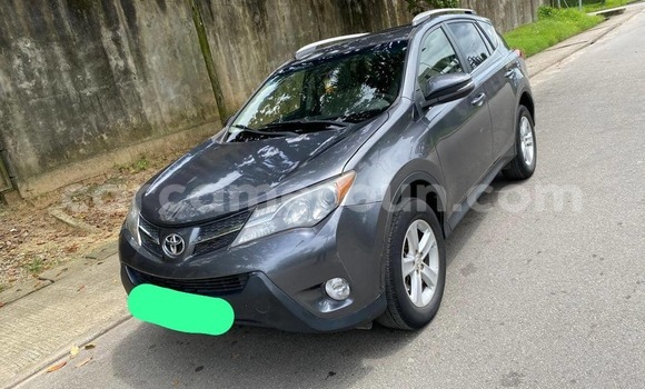 Sayi Na hannu Toyota RAV4 Azurfa Mota in Douala a Ƙasar Kamaru