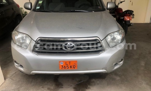 Sayi Na hannu Toyota Highlander Azurfa Mota in Douala a Ƙasar Kamaru