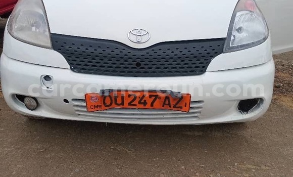Sayi Na hannu Toyota Yaris Verso White Mota in Douala a Ƙasar Kamaru