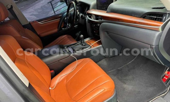 Sayi Imported Lexus LX Azurfa Mota in Douala a Ƙasar Kamaru Sayi Imported Lexus LX Azurfa Mota in Douala a Ƙasar Kamaru