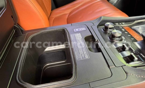 Sayi Imported Lexus LX Azurfa Mota in Douala a Ƙasar Kamaru Sayi Imported Lexus LX Azurfa Mota in Douala a Ƙasar Kamaru