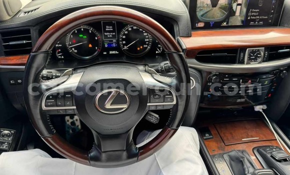 Sayi Imported Lexus LX Azurfa Mota in Douala a Ƙasar Kamaru Sayi Imported Lexus LX Azurfa Mota in Douala a Ƙasar Kamaru