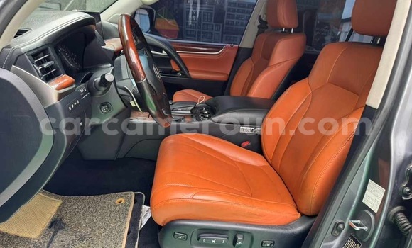 Sayi Imported Lexus LX Azurfa Mota in Douala a Ƙasar Kamaru Sayi Imported Lexus LX Azurfa Mota in Douala a Ƙasar Kamaru