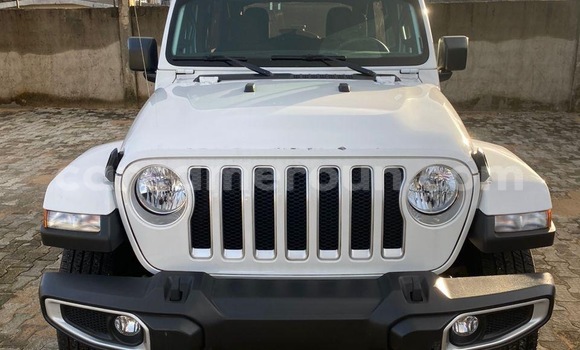 Sayi Imported Jeep Wrangler White Mota in Douala a Ƙasar Kamaru