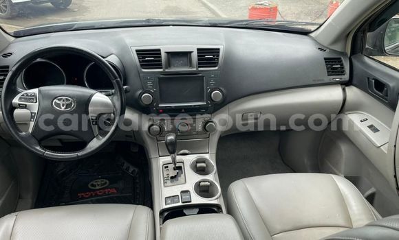 Buy Import Toyota Highlander Silver Car in Douala in Littoral Cameroon Buy Import Toyota Highlander Silver Car in Douala in Littoral Cameroon