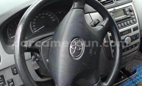 Sayi Imported Toyota Avensis Azurfa Mota in Douala a Ƙasar Kamaru Sayi Imported Toyota Avensis Azurfa Mota in Douala a Ƙasar Kamaru