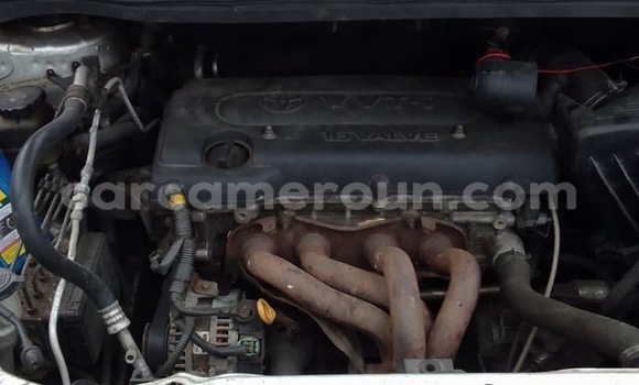 Sayi Imported Toyota Avensis Azurfa Mota in Douala a Ƙasar Kamaru Sayi Imported Toyota Avensis Azurfa Mota in Douala a Ƙasar Kamaru