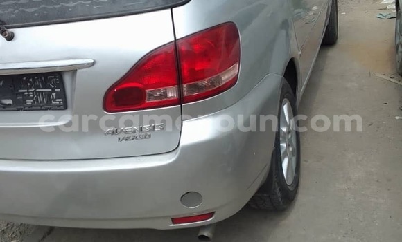 Sayi Imported Toyota Avensis Azurfa Mota in Douala a Ƙasar Kamaru Sayi Imported Toyota Avensis Azurfa Mota in Douala a Ƙasar Kamaru