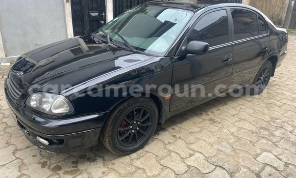 Sayi Na hannu Toyota Avensis Black Mota in Douala a Ƙasar Kamaru