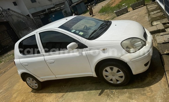Sayi Na hannu Toyota Vitz White Mota in Douala a Ƙasar Kamaru Sayi Na hannu Toyota Vitz White Mota in Douala a Ƙasar Kamaru