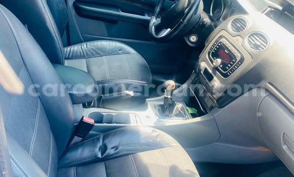 Sayi Imported Ford Focus Blue Mota in Douala a Ƙasar Kamaru Sayi Imported Ford Focus Blue Mota in Douala a Ƙasar Kamaru