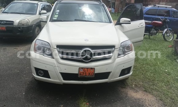 Sayi Na hannu Mercedes‒Benz GLK–Class White Mota in Douala a Ƙasar Kamaru