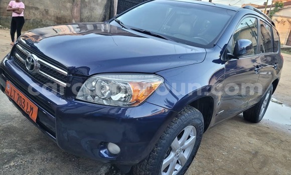 Sayi Na hannu Toyota RAV4 Blue Mota in Douala a Ƙasar Kamaru Sayi Na hannu Toyota RAV4 Blue Mota in Douala a Ƙasar Kamaru