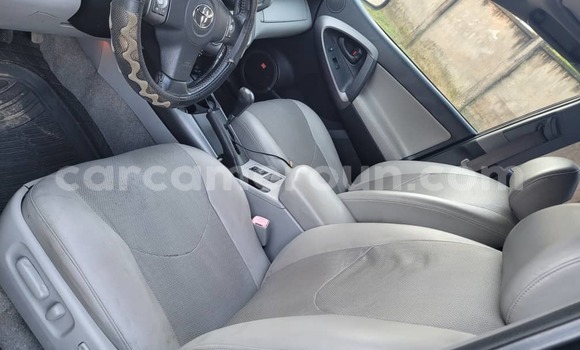 Sayi Na hannu Toyota RAV4 Blue Mota in Douala a Ƙasar Kamaru Sayi Na hannu Toyota RAV4 Blue Mota in Douala a Ƙasar Kamaru