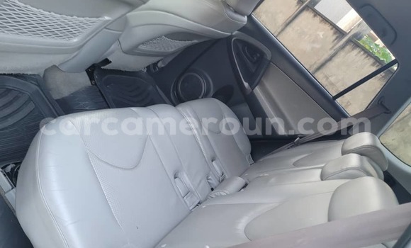 Sayi Na hannu Toyota RAV4 Blue Mota in Douala a Ƙasar Kamaru Sayi Na hannu Toyota RAV4 Blue Mota in Douala a Ƙasar Kamaru