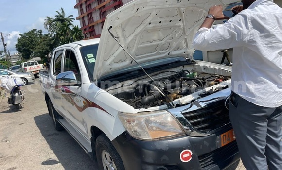 Sayi Imported Toyota Hilux White Mota in Douala a Ƙasar Kamaru Sayi Imported Toyota Hilux White Mota in Douala a Ƙasar Kamaru