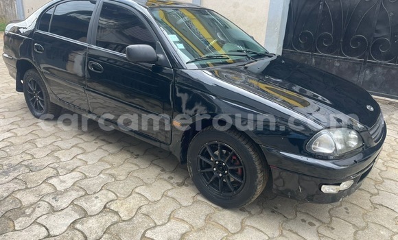 Sayi Na hannu Toyota Avensis Black Mota in Douala a Ƙasar Kamaru