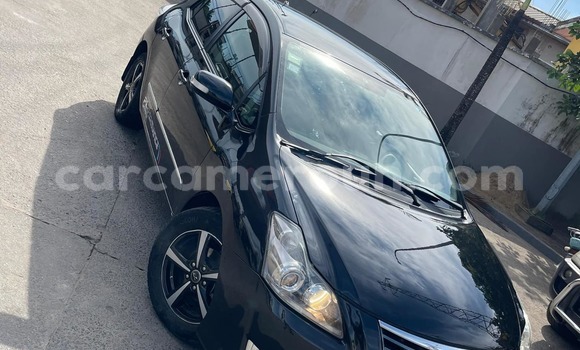 Sayi Na hannu Toyota Blade Black Mota in Douala a Ƙasar Kamaru