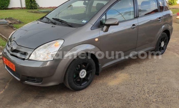 Sayi Na hannu Toyota Corolla Verso Azurfa Mota in Douala a Ƙasar Kamaru Sayi Na hannu Toyota Corolla Verso Azurfa Mota in Douala a Ƙasar Kamaru