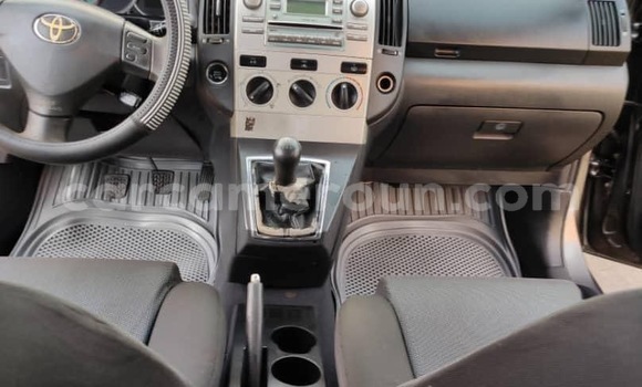 Sayi Na hannu Toyota Corolla Verso Azurfa Mota in Douala a Ƙasar Kamaru Sayi Na hannu Toyota Corolla Verso Azurfa Mota in Douala a Ƙasar Kamaru