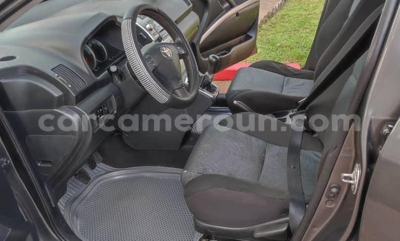 Sayi Na hannu Toyota Corolla Verso Azurfa Mota in Douala a Ƙasar Kamaru Sayi Na hannu Toyota Corolla Verso Azurfa Mota in Douala a Ƙasar Kamaru