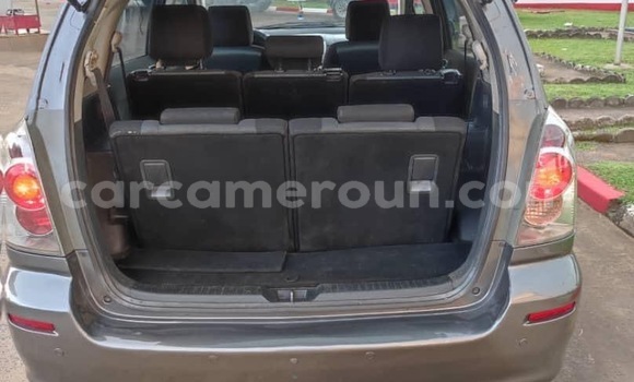 Sayi Na hannu Toyota Corolla Verso Azurfa Mota in Douala a Ƙasar Kamaru Sayi Na hannu Toyota Corolla Verso Azurfa Mota in Douala a Ƙasar Kamaru