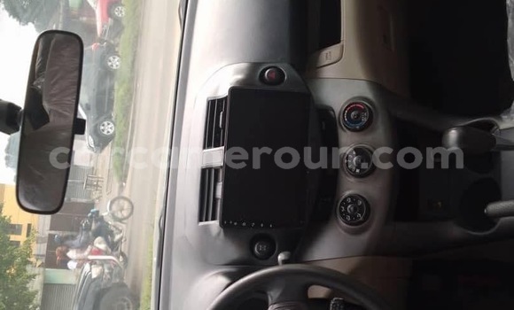 Sayi Na hannu Toyota RAV4 Azurfa Mota in Douala a Ƙasar Kamaru Sayi Na hannu Toyota RAV4 Azurfa Mota in Douala a Ƙasar Kamaru