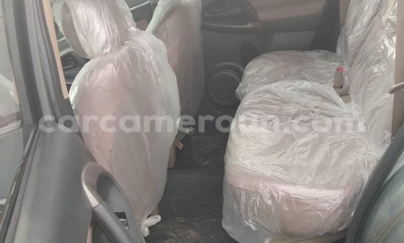 Sayi Na hannu Toyota RAV4 Azurfa Mota in Douala a Ƙasar Kamaru Sayi Na hannu Toyota RAV4 Azurfa Mota in Douala a Ƙasar Kamaru