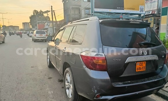 Sayi Na hannu Toyota Highlander Azurfa Mota in Douala a Ƙasar Kamaru Sayi Na hannu Toyota Highlander Azurfa Mota in Douala a Ƙasar Kamaru